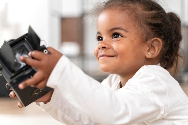 Retrato de niña sonriente en casa