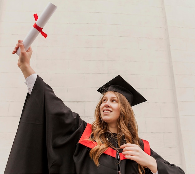 Foto gratuita retrato niña sonriente con diploma