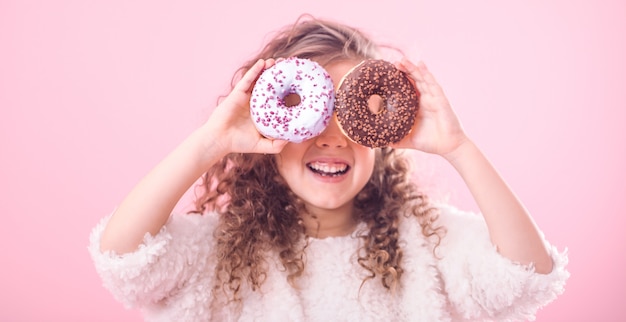 Retrato de una niña sonriente con donas