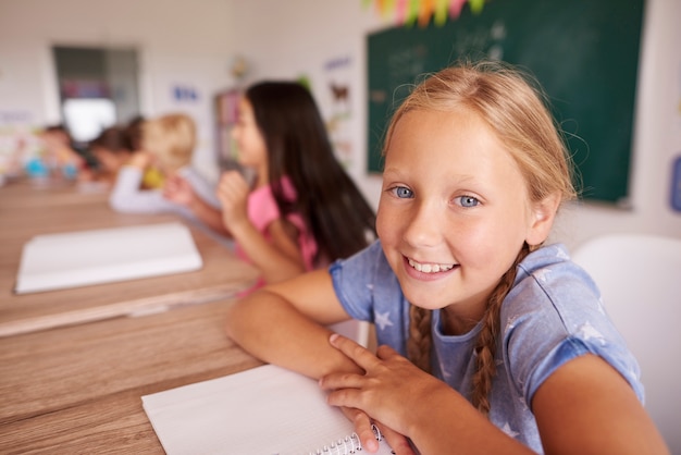 Retrato de niña sonriente de la escuela primaria