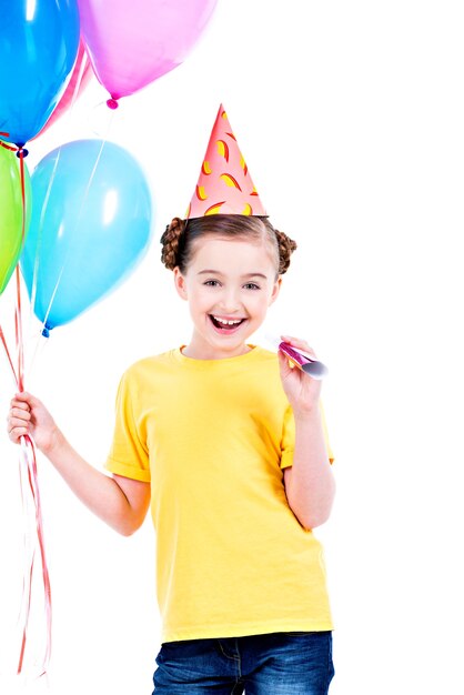 Retrato de niña sonriente feliz en camiseta amarilla con globos de colores - aislado en un blanco