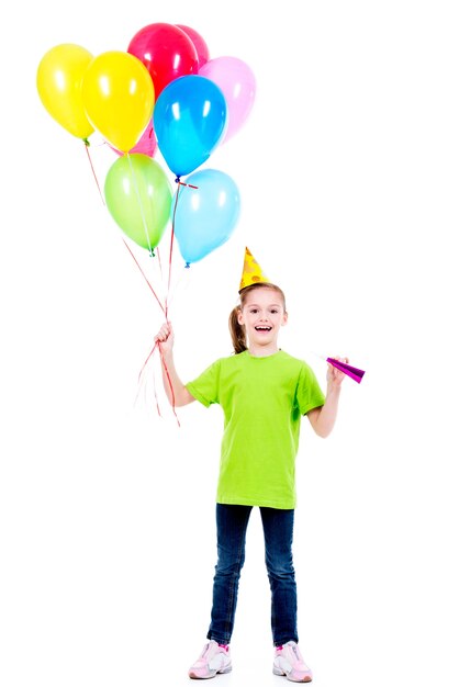 Retrato de niña sonriente feliz en camiseta verde con globos de colores - aislado en un blanco