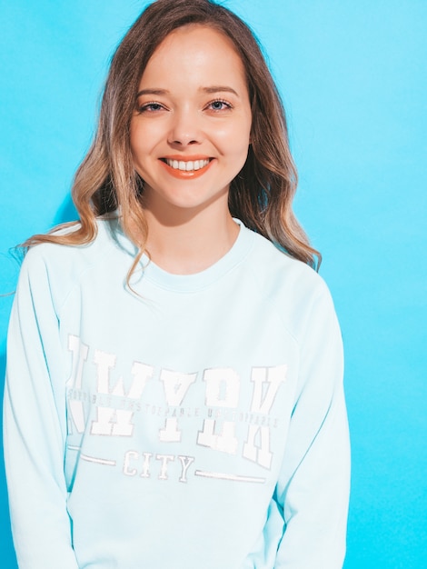 Retrato de niña sonriente feliz con ropa casual sin maquillaje. Mujer joven, modelo, posar