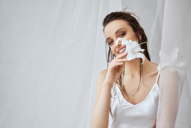 Retrato de niña sonriente con flor de lirio