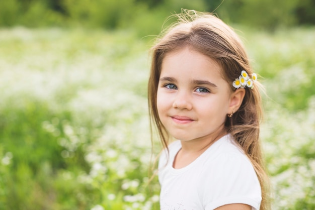 Retrato de niña sonriente con flores en la cabeza