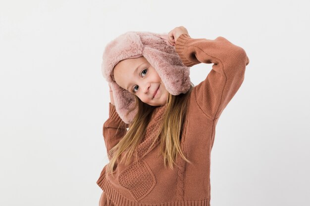 Retrato de niña sonriente mirando al fotógrafo