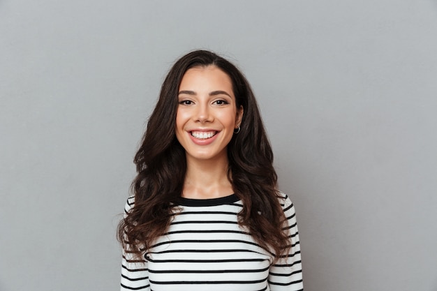 Foto gratuita retrato de una niña sonriente de pie