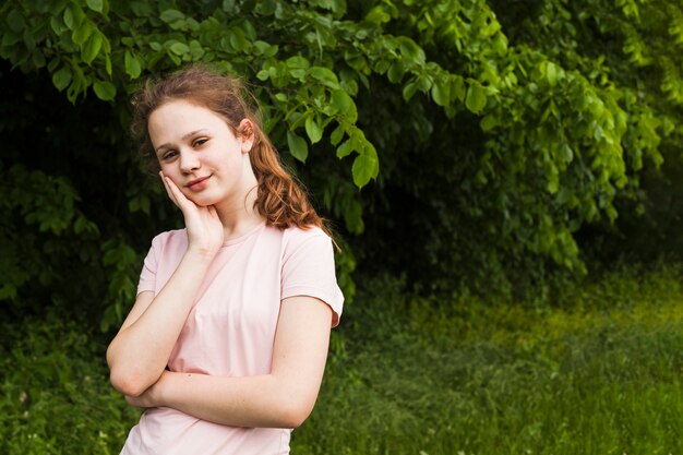 Retrato de niña sonriente posando en el parque