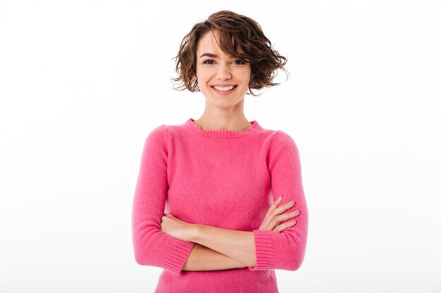 Retrato de una niña sonriente segura de pie con los brazos cruzados