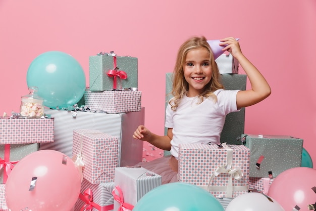 Retrato de una niña sonriente en un sombrero de cumpleaños celebrando