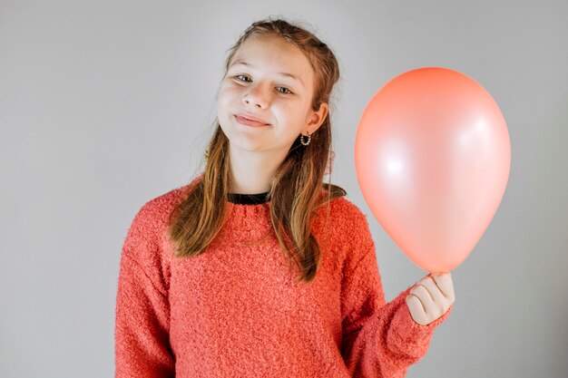 Retrato de una niña sonriente sosteniendo globo