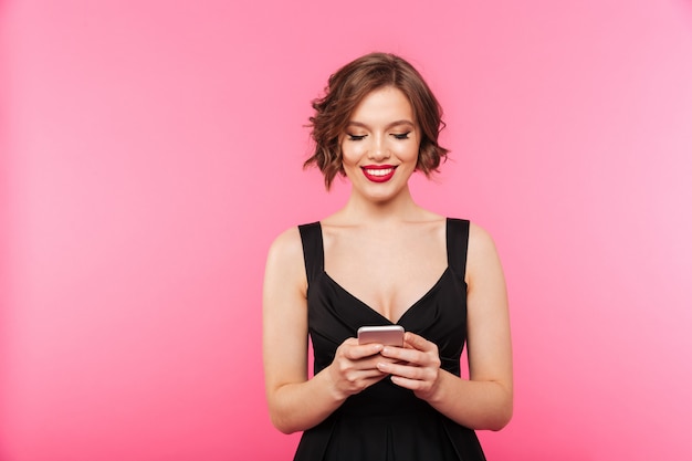 Foto gratuita retrato de una niña sonriente vestida de negro