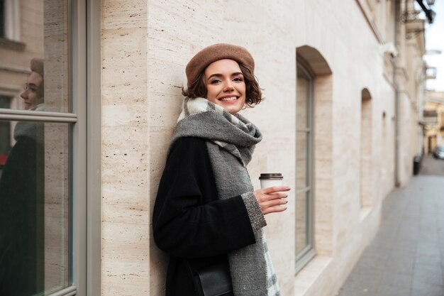 Retrato de una niña sonriente vestida con ropa de otoño