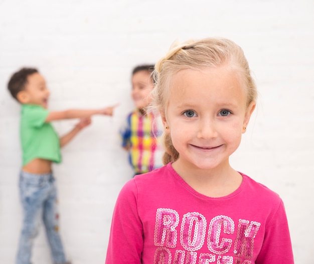 Foto gratuita retrato de niña sonriente