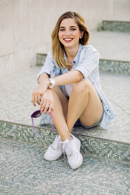 Retrato de una niña con una sonrisa encantadora