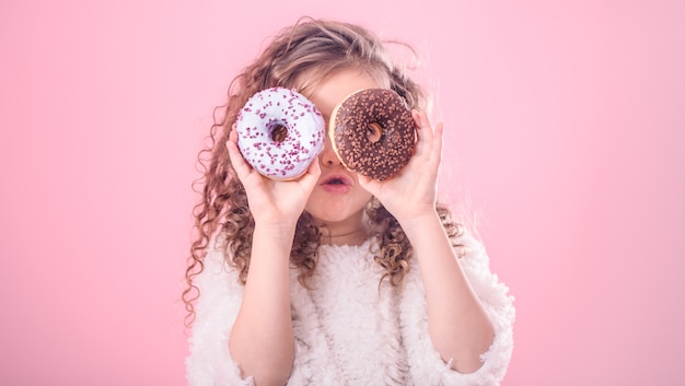 Retrato de una niña sorprendida con donas