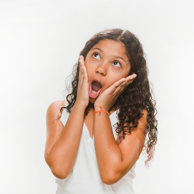 Retrato de una niña sorprendida sobre fondo blanco