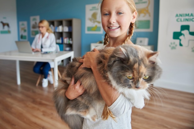 Foto gratuita retrato de una niña con su gato