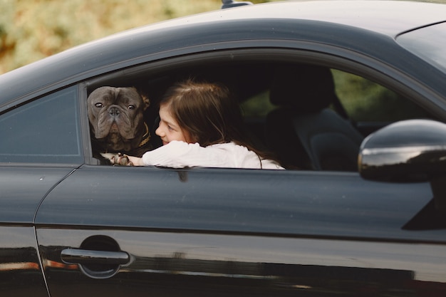 Retrato de una niña con su hermoso perro