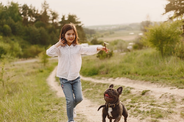 Foto gratuita retrato de una niña con su hermoso perro