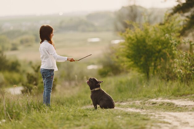 Retrato de una niña con su hermoso perro