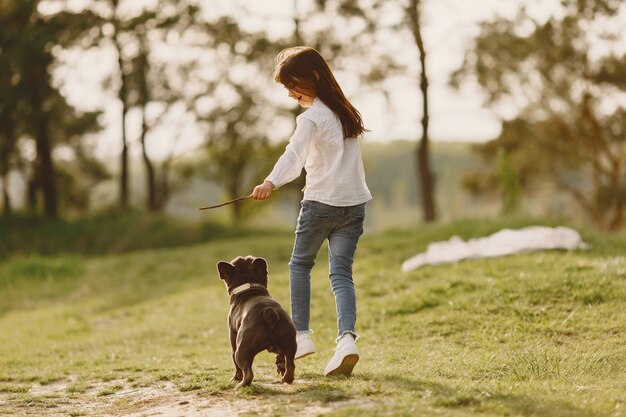 Retrato de una niña con su hermoso perro