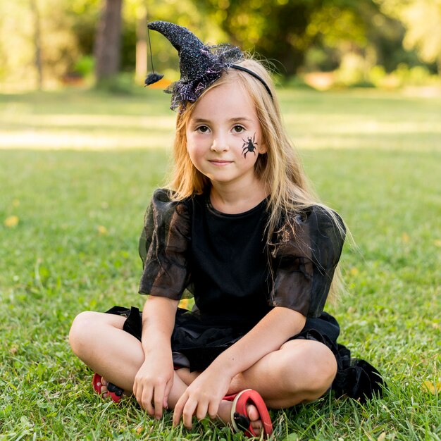 Foto gratuita retrato de niña en traje de bruja