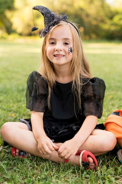 Foto gratuita retrato niña con traje