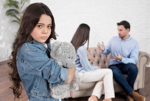 Foto gratuita retrato de niña triste con oso de peluche