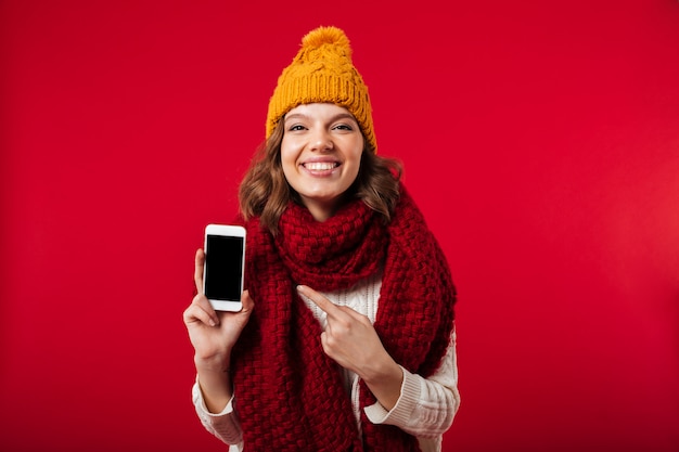 Retrato de una niña vestida con gorro y bufanda de invierno