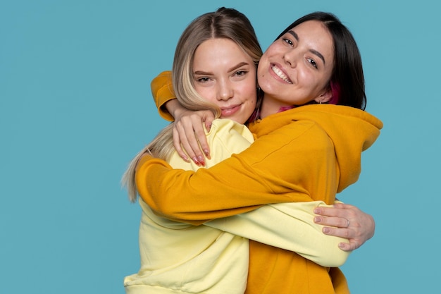 retrato, de, niñas adolescentes, abrazar, uno al otro