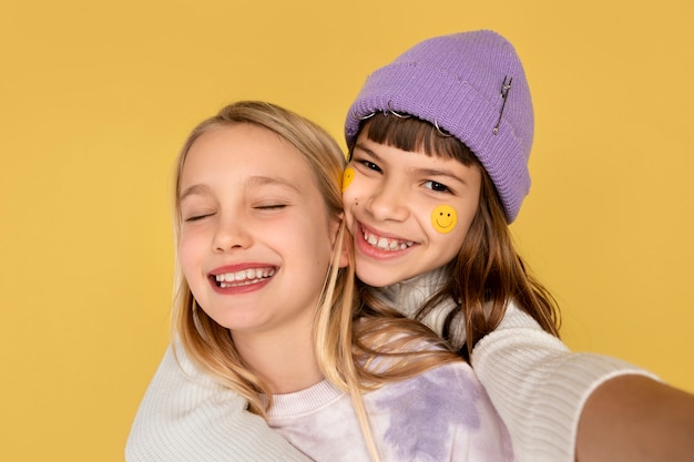 retrato, de, niñas adolescentes, toma, un, selfie