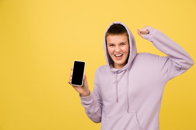 Retrato de niñas caucásicas aislado en la pared amarilla con copyspace