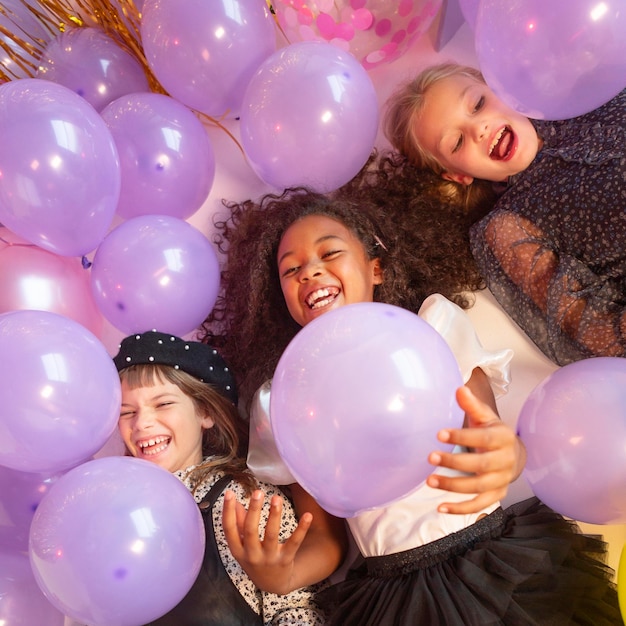 Retrato, niñas jóvenes, en, fiesta, con, globos