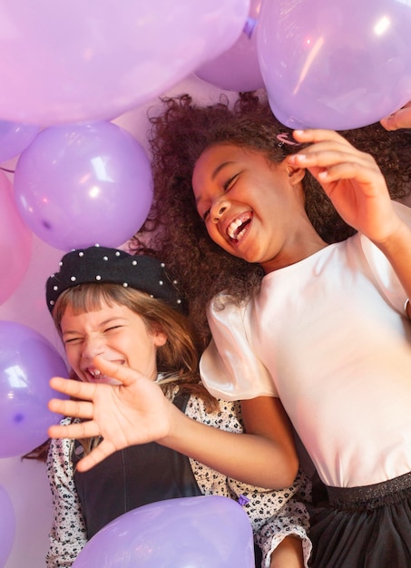 Retrato, niñas jóvenes, en, fiesta, con, globos