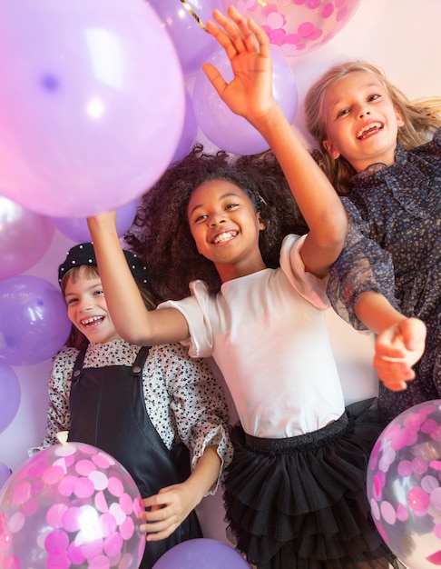 Retrato, niñas jóvenes, en, fiesta, con, globos