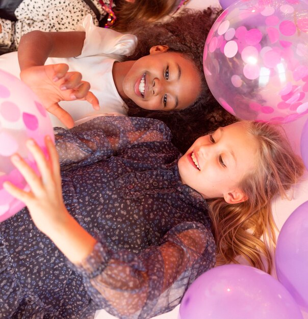 Retrato, niñas jóvenes, en, fiesta, con, globos