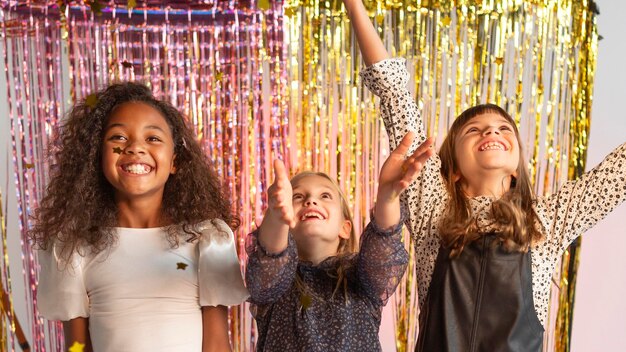 Retrato, niñas jóvenes, en, fiesta