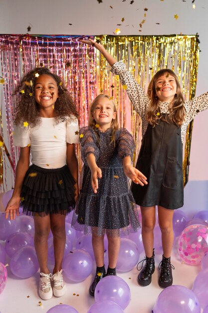 Retrato, niñas jóvenes, en, fiesta