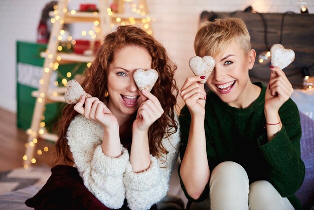 Retrato de niñas juguetonas con galletas de jengibre