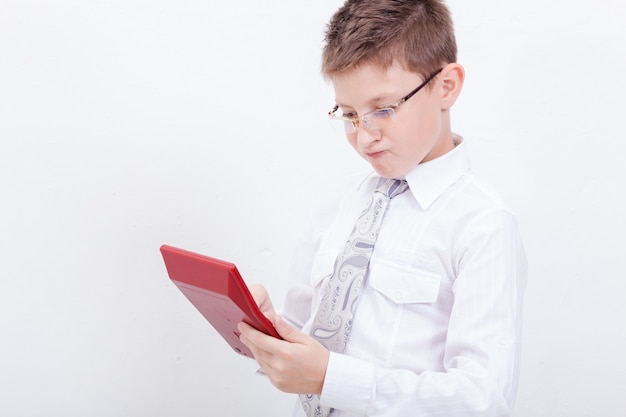 Retrato de niño adolescente con calculadora en blanco