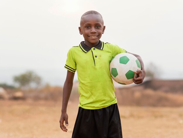 Retrato, niño africano, con, pelota del fútbol