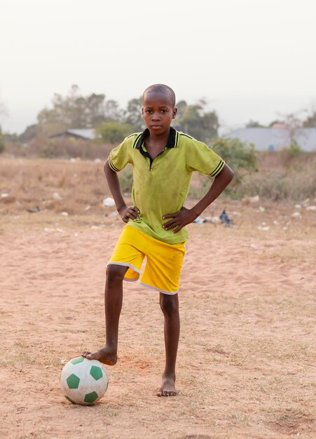 Retrato, niño africano, con, pelota del fútbol