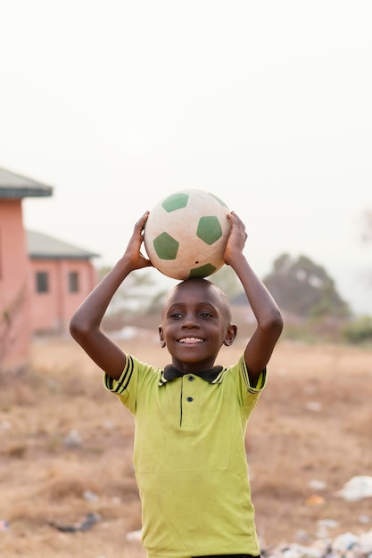 Retrato, niño africano, con, pelota del fútbol