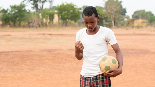 Retrato, niño africano, con, pelota del fútbol