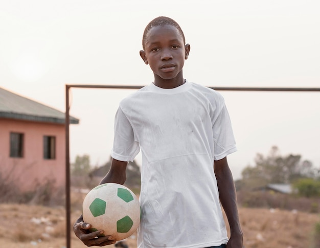 Retrato, niño africano, con, pelota del fútbol