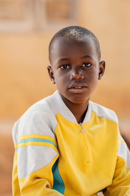 Retrato de niño africano de tiro medio