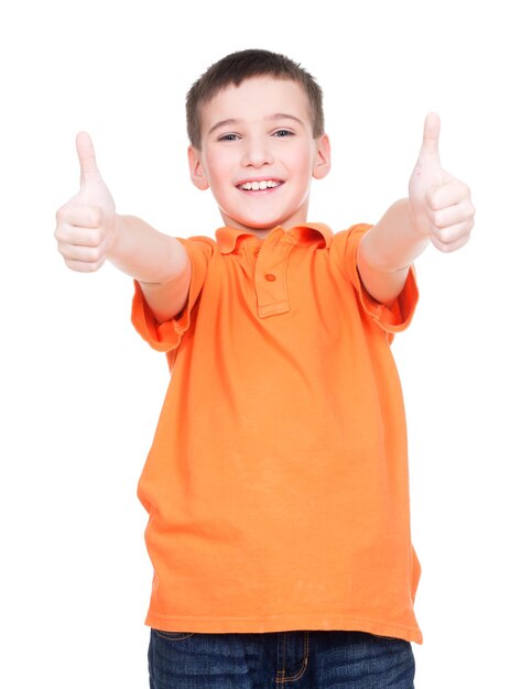 Retrato de niño alegre que muestra los pulgares para arriba gesto - aislado en blanco.