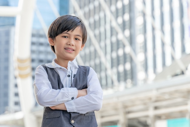 Retrato de niño asiático en el distrito de negocios, estilo de vida niños niños concepto de personas