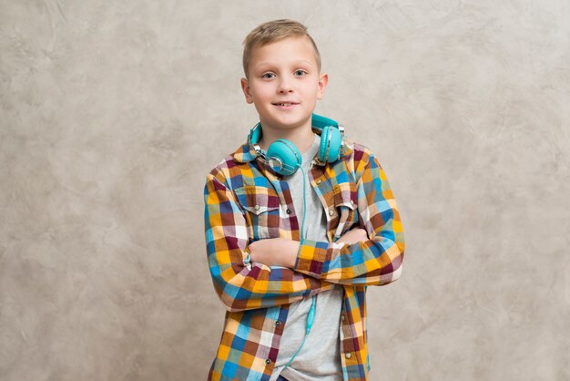 Retrato de niño con auriculares por el cuello